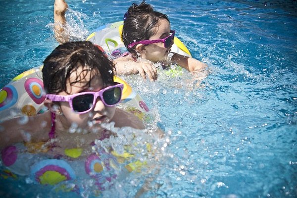 Quels sont les avantages d’utiliser une barrière piscine en verre par rapport aux autres matériaux comme le bois ou le métal ?