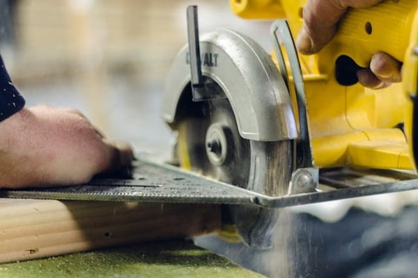 Comment choisir sa scie sauteuse : guide complet !
